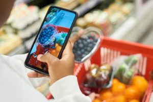 Google Lens: Mulher fotografando alimentos