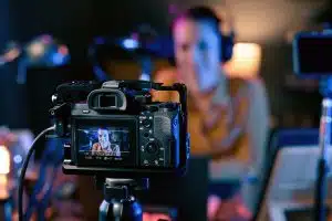 SEO para YouTube: Mulher em frente a uma câmera de filmagem.