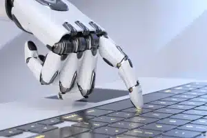 Como funciona a inteligência artificial: mão robótica digitando em teclado.