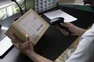 SEO para magento. Pessoa registrando produto.