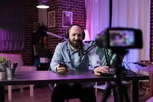 Como criar um plano de marketing no youtube. Homem grava vídeo de si mesmo.