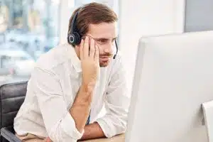 homem irritado em frente ao computador
