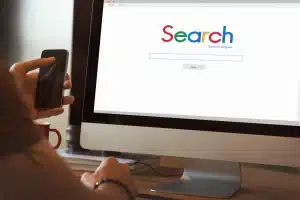 canonical tag. Pessoa fazendo busca em um computador.