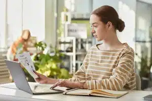 otimização de conteúdo. Mulher mexendo em notebook.