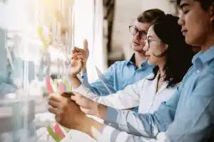 Plano de conteúdo. Equipe planejando ideias com papel adesivo.