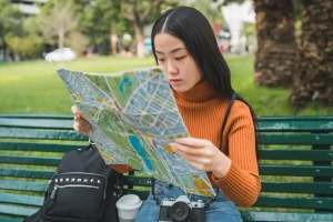 mulher asiática olhando mapa